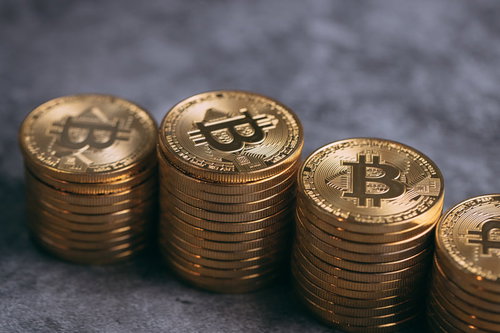 黄金色に輝く積み上げたビットコイン