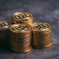 積み上げたデジタル・ゴールド、ビットコインのコインの写真