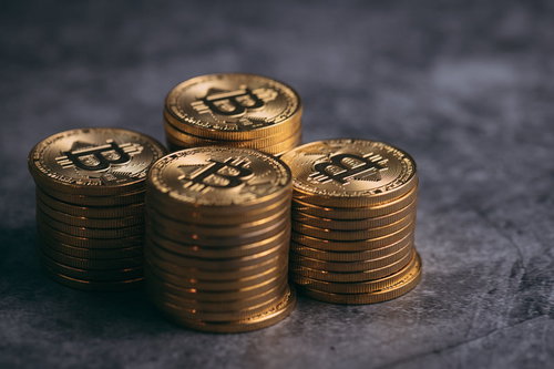 積み上げたデジタル・ゴールド、ビットコインのコイン