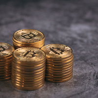 積み上げた四つ山のビットコインコインの写真