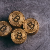 積み上がった金貨（ビットコイン）を見下ろす視点の写真