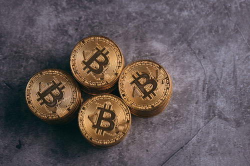 積み上がった金貨（ビットコイン）を見下ろす視点