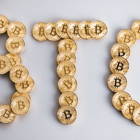 BTC！ビットコインマークが描かれた金貨で形作った文字の写真