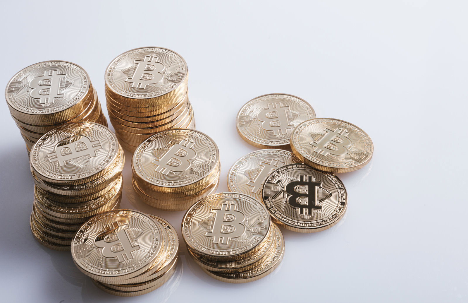 積み重なったビットコインコイン複数枚