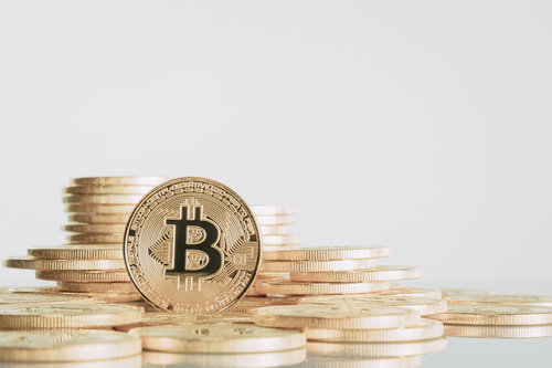 溢れるビットコインのコインと金融投資の積み重ね