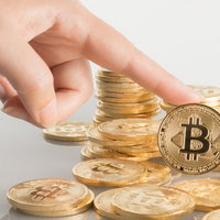 金色のビットコインを手に入れる投資のイメージの写真