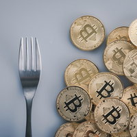フォークとビットコイン、仮想通貨分裂の象徴の写真