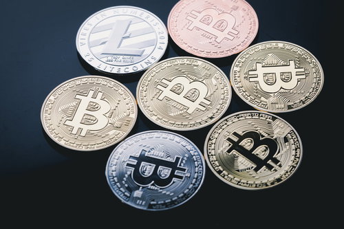 金色と銀色に輝くビットコインとライトコインの異なるコイン