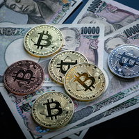 現金からビットコインへの両替 - 日本円札とBTCの写真