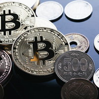 ちょっとした決済にも小銭と同様に使えるビットコインと硬貨の写真
