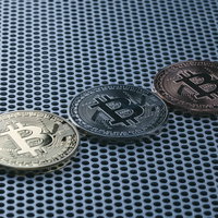 金色・銀色・黒色の三色のビットコイン投資の写真