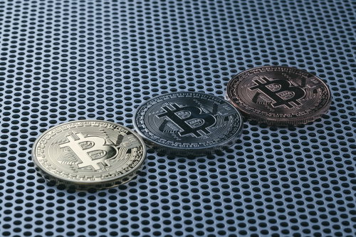 金色・銀色・黒色の三色のビットコイン投資