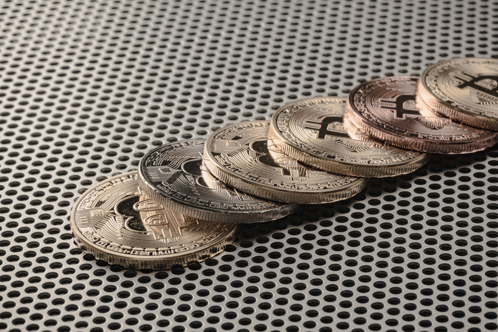 重ねて並んだビットコインのレプリカコイン