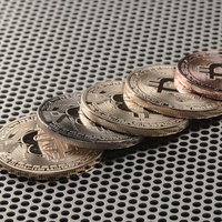 一枚ずつ重ねたビットコインの写真