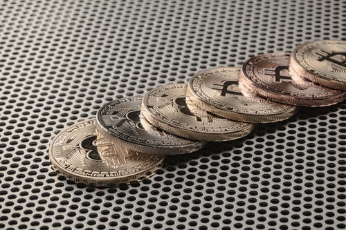 金色に輝く一枚ずつ重ねたビットコインと暗号資産