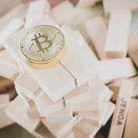 ビットコイン金貨とジェンガブロックの写真