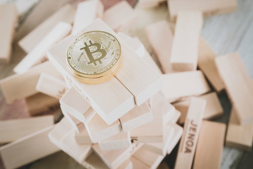 ビットコイン金貨とジェンガブロック