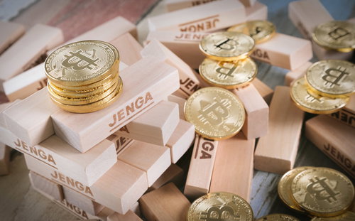 崩壊寸前のジェンガに驚く男性