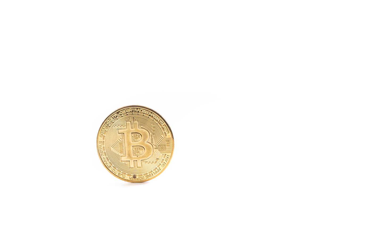 白い背景に置かれた金色のビットコイン