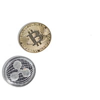 ビットコインと銀色のリップルコイン、アルトコイン仮想通貨の比較の写真