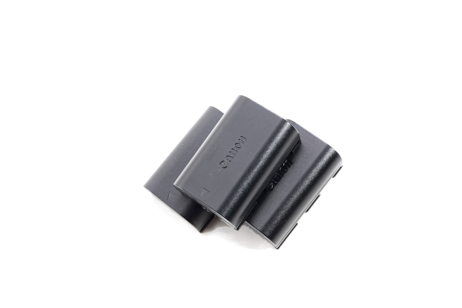 白い背景に置かれたCanon製バッテリーLP-E6N3本