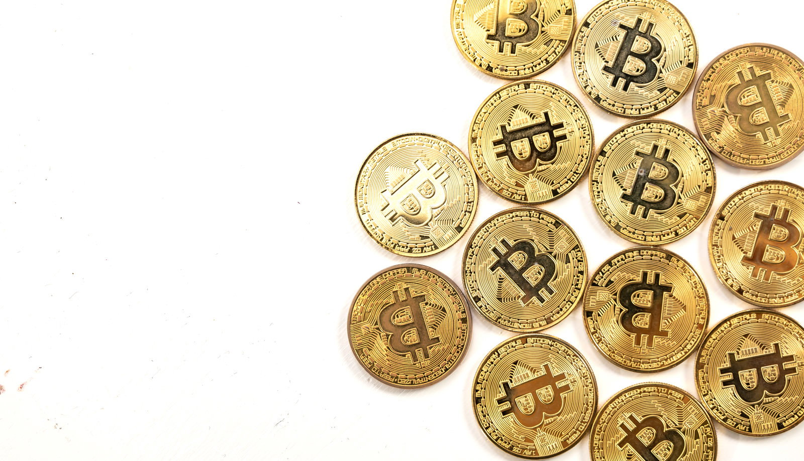 ビットコインのコイン型グッズが複数散らばっている