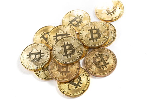 ビットコインの金貨が積み重なった様子