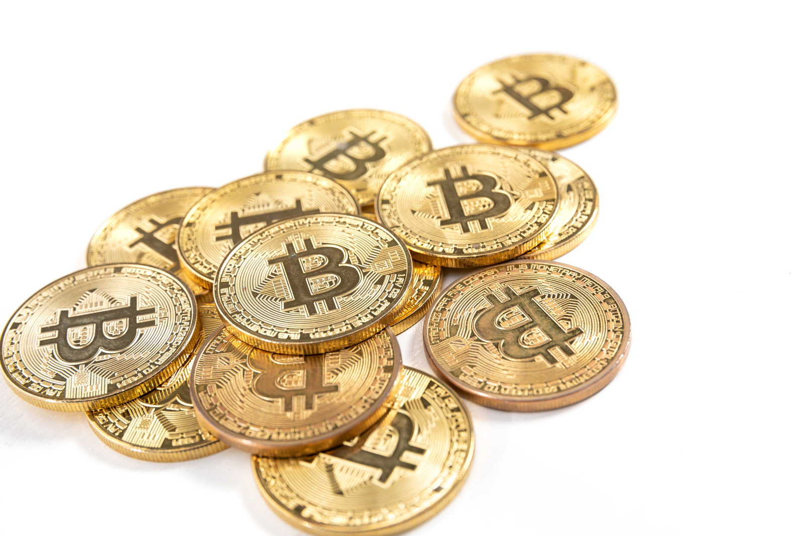 積み重なったビットコインのコイン