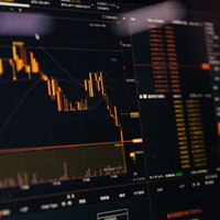 ビットコイン/円のトレーディングチャートをモニターに表示の写真