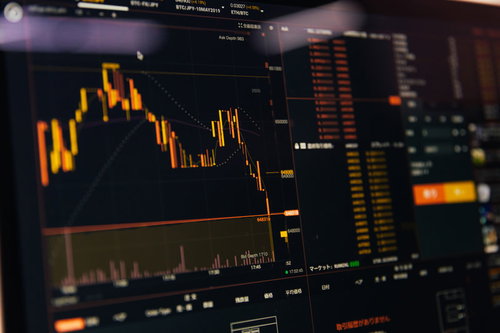 ビットコイン/円のトレーディングチャートをモニターに表示