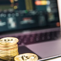 ビットコイン（BTC）トレードとノートパソコンの写真