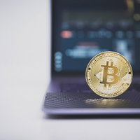 ノートパソコンでビットコイン取引する仮想通貨投資の写真