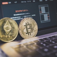 ビットコインとイーサリアムのコインでノートパソコンから取引の写真