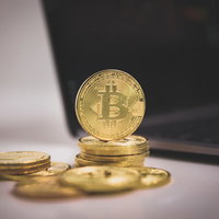 ノートパソコンとビットコインで仮想通貨取引の写真