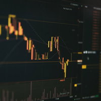 乱高下するビットコインのチャートと金融データの写真