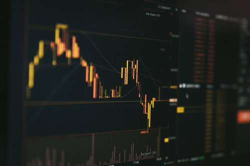 乱高下するビットコインのチャートと金融データ