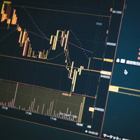 モニター画面に表示された仮想通貨のチャートとローソク足の写真