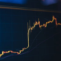 高騰するチャートの上ヒゲ｜金融市場の急騰局面を示すローソク足の写真