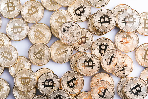 金色のビットコインコインが大量に散らばる投資