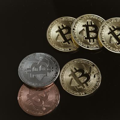 卓上に置かれた金色のイーサリアムコイン、ETH仮想通貨投資の写真素材