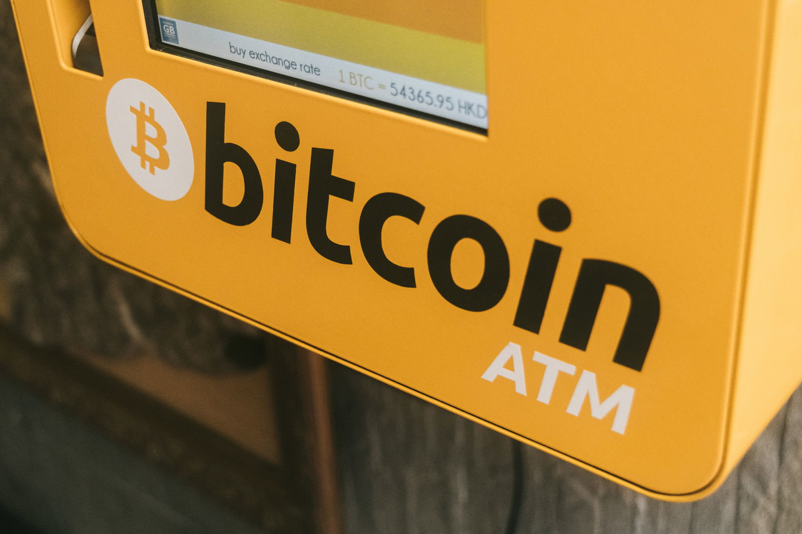 オレンジ色のbitcoinロゴが表示されたビットコインATM