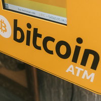 香港の街中に設置されたビットコインATMの写真