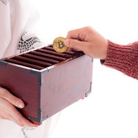 賽銭箱に入れるビットコインの写真