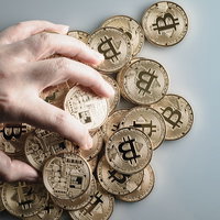 ビットコインを手で鷲掴みにする投資の判断の写真
