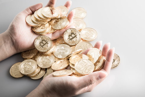 ビットコインを両手いっぱい大量保有している投資家