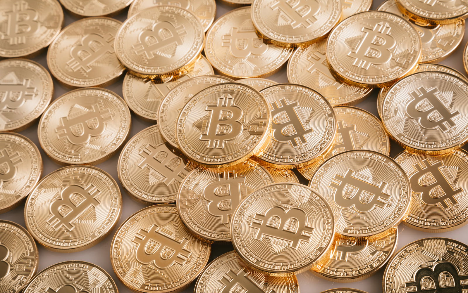 大量のビットコインコインが積み重なる俯瞰写真
