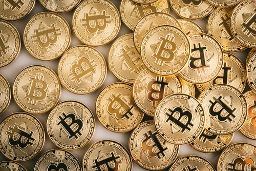 ビットコイン（暗号資産）がじゃぶじゃぶと積み重なった金貨