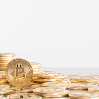 ビットコイン大量保持の金貨と投資資産の写真