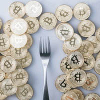 仮想通貨のハードフォークバブルをテーブルに表現の写真