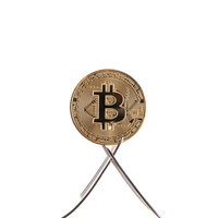 フォークで挟まれるビットコインとハードフォークの写真
